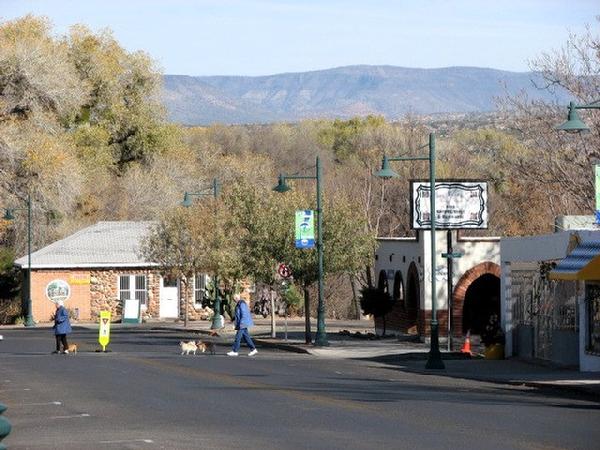 Cottonwood AZ image seniors pet-friendly neighborhood