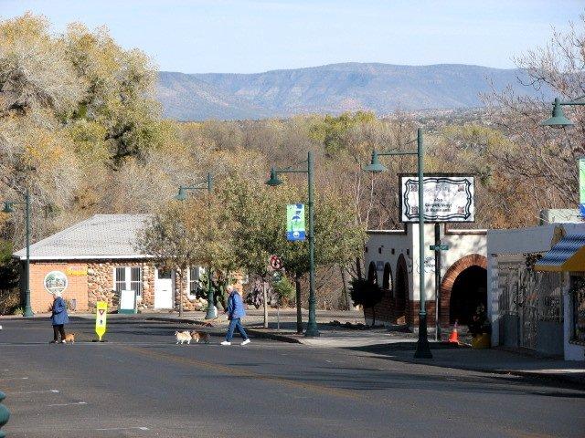 Cottonwood AZ image seniors pet-friendly neighborhood